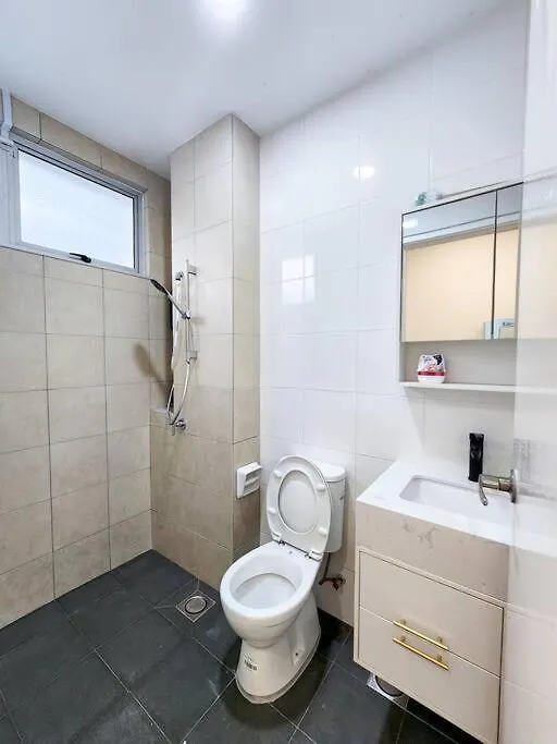 Desa Tebrau -- Poolside Paradise - 4Br4B - 12Pax By Cowidea Johor Bahru Malaysia