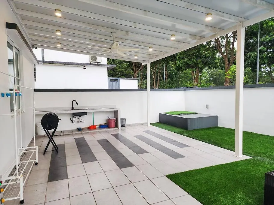 Desa Tebrau -- Poolside Paradise - 4Br4B - 12Pax By Cowidea Johor Bahru Malaysia