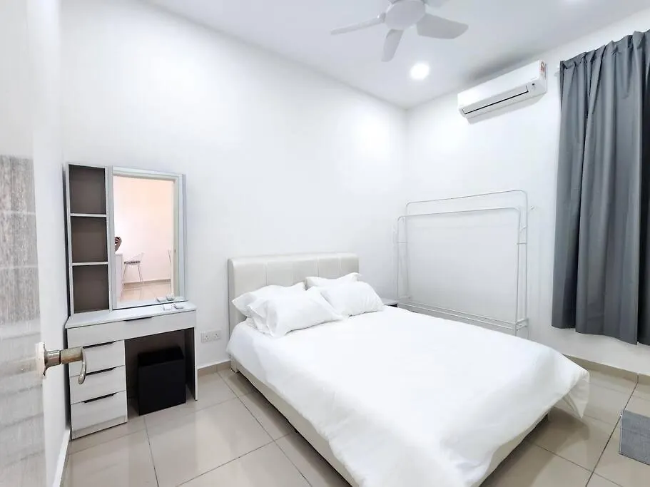 Desa Tebrau -- Poolside Paradise - 4Br4B - 12Pax By Cowidea Johor Bahru