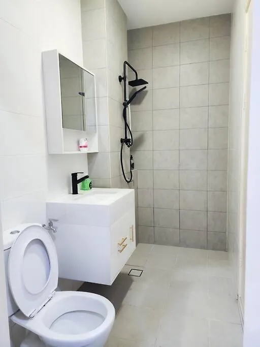 Desa Tebrau -- Poolside Paradise - 4Br4B - 12Pax By Cowidea Johor Bahru 0*,  Malaysia