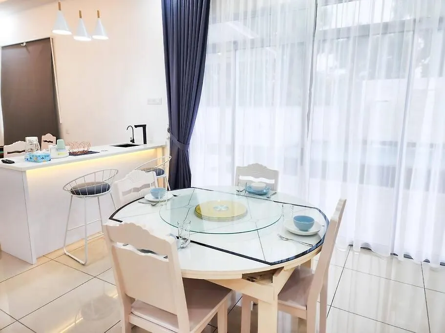 Holiday home Desa Tebrau -- Poolside Paradise - 4Br4B - 12Pax By Cowidea Johor Bahru