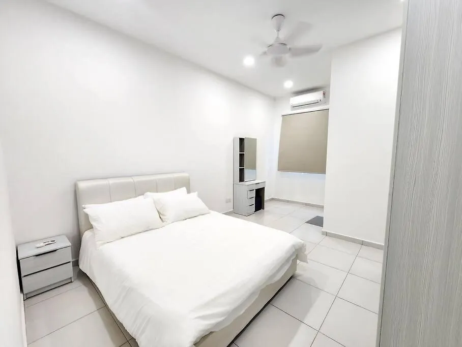 Desa Tebrau -- Poolside Paradise - 4Br4B - 12Pax By Cowidea Johor Bahru 0*,