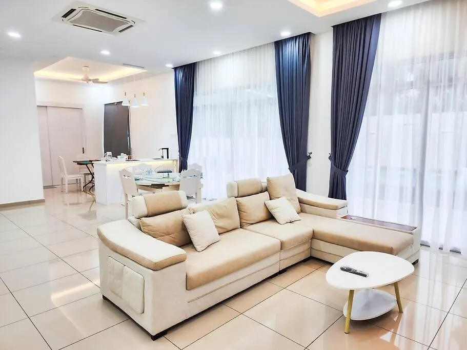 Desa Tebrau -- Poolside Paradise - 4Br4B - 12Pax By Cowidea Johor Bahru Holiday home