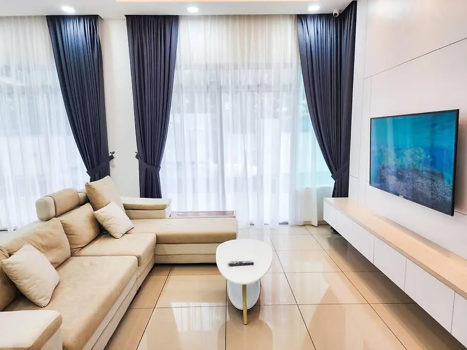 Desa Tebrau -- Poolside Paradise - 4Br4B - 12Pax By Cowidea Johor Bahru Malaysia