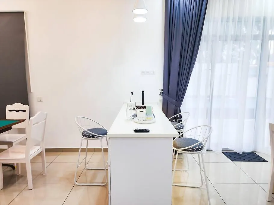 Desa Tebrau -- Poolside Paradise - 4Br4B - 12Pax By Cowidea Johor Bahru