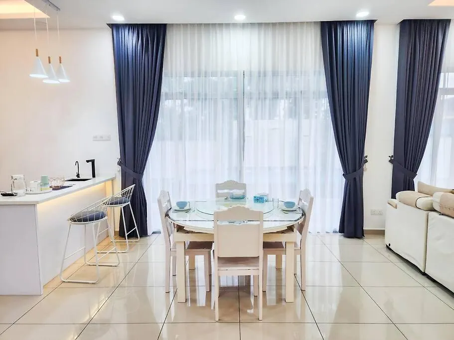 Holiday home Desa Tebrau -- Poolside Paradise - 4Br4B - 12Pax By Cowidea Johor Bahru Malaysia