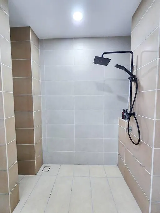Desa Tebrau -- Poolside Paradise - 4Br4B - 12Pax By Cowidea Johor Bahru