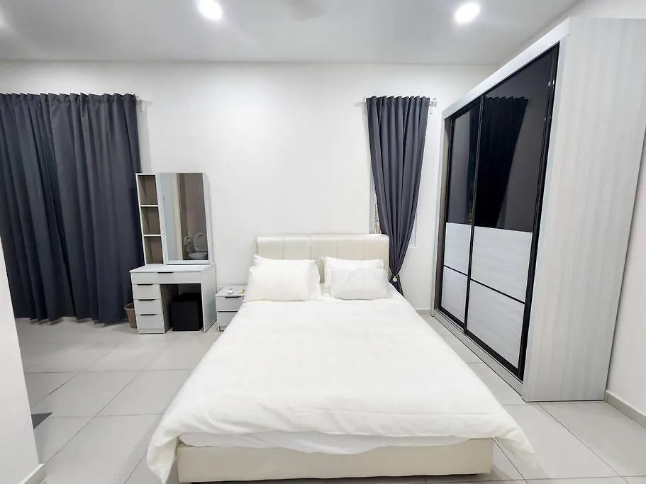Desa Tebrau -- Poolside Paradise - 4Br4B - 12Pax By Cowidea Johor Bahru 0*,