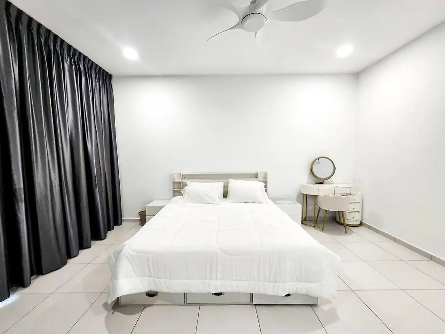 Holiday home Desa Tebrau -- Poolside Paradise - 4Br4B - 12Pax By Cowidea Johor Bahru